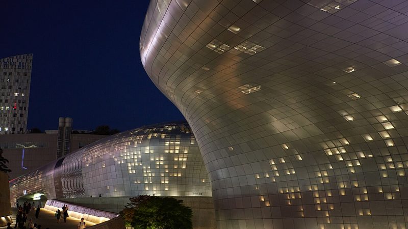 밤에 조명이 켜진 동대문디자인플라자 외관