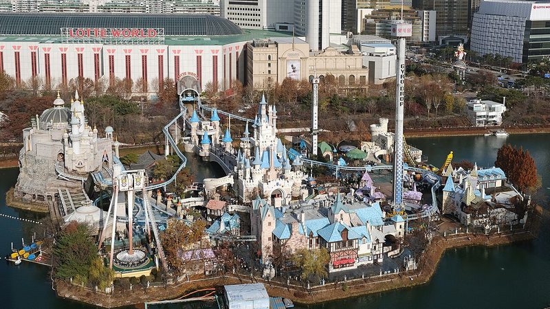 석촌호수 위 매직아일랜드가 보이는 롯데월드 전경
