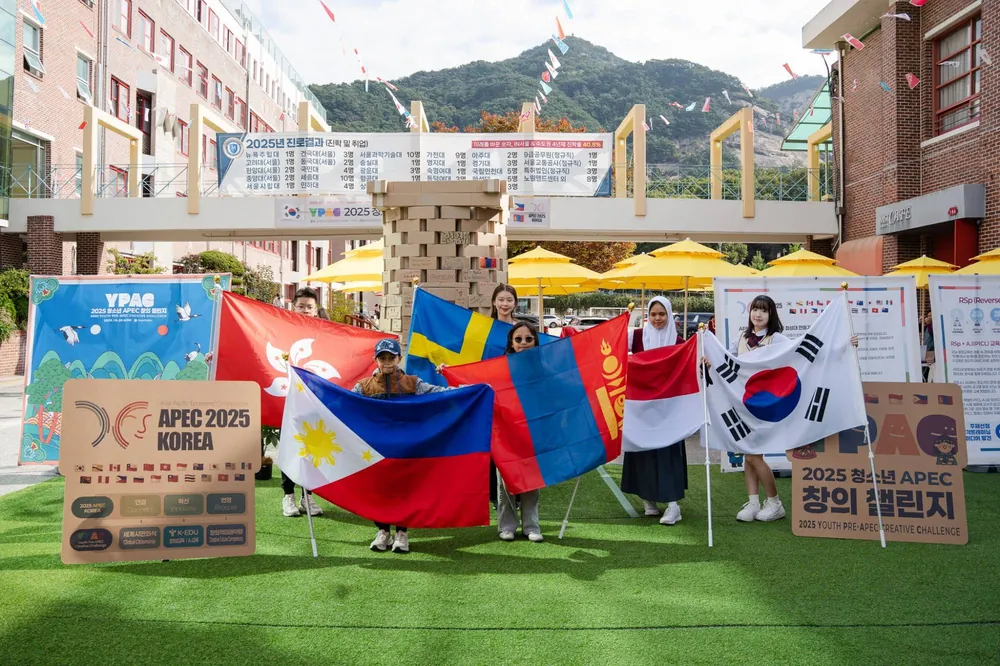 홍콩 · 필리핀 · 스웨덴 · 몽골 · 인도네시아 · 대한민국 국기를 함께 든 학생들 / Students holding the flags of Hong Kong, the Philippines, Sweden, Mongolia, Indonesia and Korea