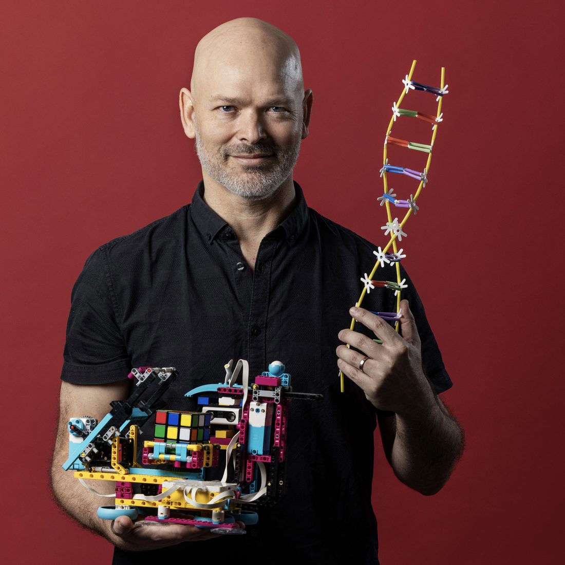 Philippe Longchamps with a 4DFrame DNA model and a robot