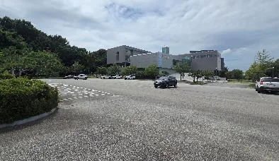 교원문화관 앞 주차장 / Car park in front of the Teacher Culture Center