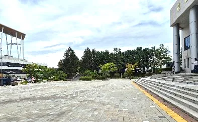 교원문화관 앞 광장 / Plaza in front of the Teacher Culture Center